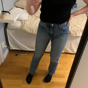 Jeans med revär  - Blåa jeans med revär från NAKD i storlek 36, ganska små i storleken. Använt skick. Höga i midjan