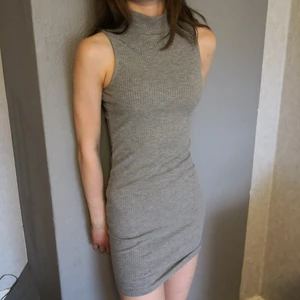 Fin klänning - Grå klänning från gina. Några år gammal men i bra skick 💗 storlek XS köpare står för frakt 💗 