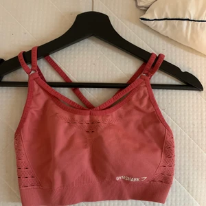 GYMSHARK ENERGY SEAMLESS TOP - storlek M men passar fler eftersom man kan ställa in banden och den är väldigt mjuk och stretchig. 