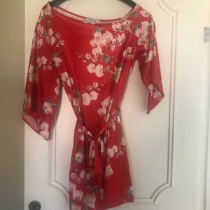 Klänning  - En blommig klänning i stl SM använd ett par gånger