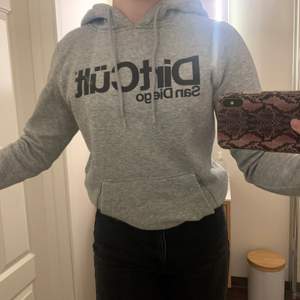 Säljer denna dirtcült hoodie pågrund av att det inte är min stil längre, den är i väldigt bra skick! Storlek m men skulle säga att den sitter som xs/s!! 💞💞