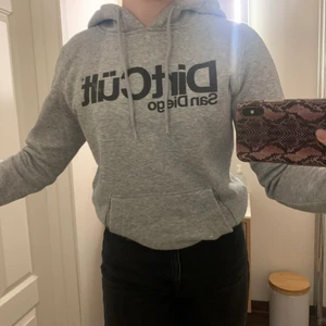 Dirtcült hoodie - Säljer denna dirtcült hoodie pågrund av att det inte är min stil längre, den är i väldigt bra skick! Storlek m men skulle säga att den sitter som xs/s!! 💞💞