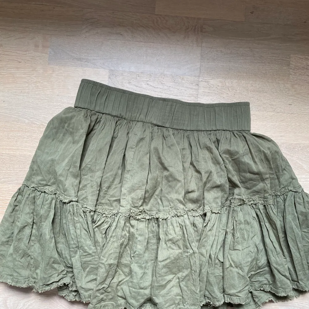 En kort grön kjol som sitter perfekt. Passar en M eller mindre L. Säljer pga att det inte är min stil, men verkligen en perfekt sommarskola.. Kjolar.