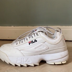 Fila Skor - Fila skor som är i ganska nytt skick, haft ett par gånger. Storlek 37,5              Köparen står för frakt, Start Pris 300 kr (+ frakt)