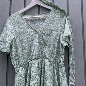 Blommig klänning  - Det är ett band man knyter runt