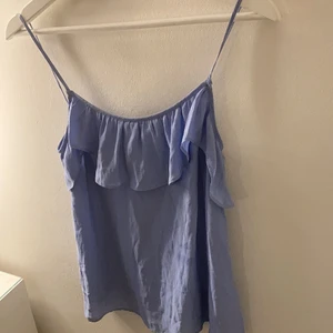 Blå topp/blus💙 - Fint skick! Grön hm i storleken 34 men passar mig som är en xs!!💙