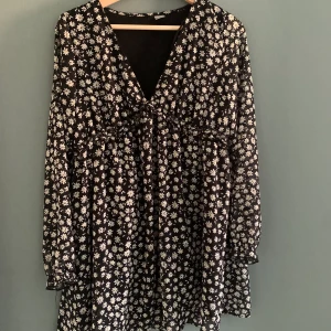 Svart klänning 250kr inklusive frakt  - Supersöt klänning 