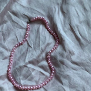 Halsband ”Marie” - Halsband som jag har gjort själv😝 priset ligger på 89kr och frakten är inkluderat. Så inga extra kostnader tillkommer. Betalning sker via swish och jag står ej för postens slarv‼️
