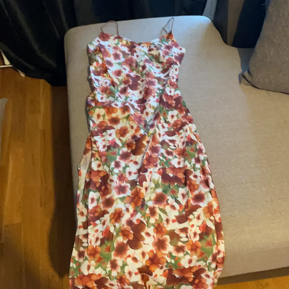 Completely new dress that I never wore. Light material, typical for the beach. Long over the knees with cut on one side. . Klänningar.