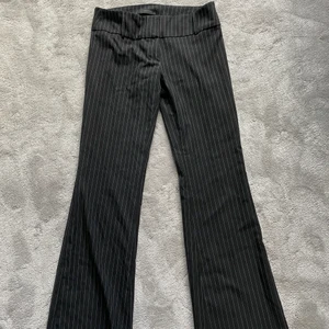 Lågmidjade kostymbyxor med rakaben strl 36 - Säljer dessa Lågmidjade, svarta och vitrandiga kostymbyxor med raka ben. Köpta på Vero Moda. Byxorna är i storlek 36 och är långa i benen på mig som är 166cm. Säljer pågrund av att jag inte har användning för de längre. Säljer för 150kr+frakt (kan också mötas upp). Skriv vid intresse💕 Betalning via Swish 💕💕