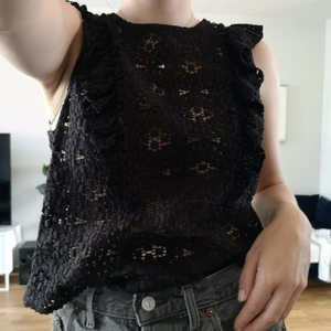 Svart blus i storlek L - Svart spets blus från Zara i storlek L. Fint skick! Jag på bilden är 170 cm lång och använder oftast toppar i storlek 36.