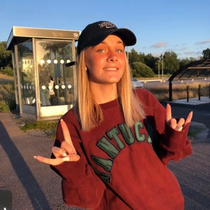 Collagetröja - Säljer min älsklingströja som jag köpt secondhand. Den är från Champion och är i en jättefin vinröd färg. Tyvärr använder jag den inte längre och känner därför att jag säljer vidare den:( Strl xl men passar ju mig som vanligtvis har xs/s, dock sitter den oversized som e jävligt snyggt enligt mig:) Säljer för 250kr + frakt, hör av vid intresse!🤍