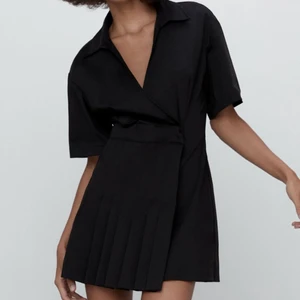 Klänning från ZARA - Använd endast 1 gång. I storlek XS.