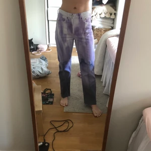 Lila tie dye jeans  - Måste tyvärr sälja dessa snygga jeans eftersom dem är för små. One of a kind, köpta second hand. Om flera är intresserade kan budgivning bli aktuell. Osäker på storlek men ca 36, ej stretchigt material. Köpare står för frakt.