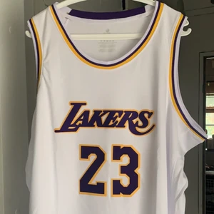 Lakers tröja - Lebron James  - Tröjan är storlek XXL och är helt ny men måste sälja den vidare för den var för stor!