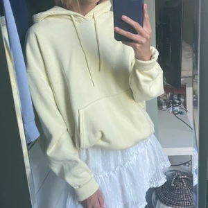 Gul hoodie - Säljer denna väldigt fina oversized hoodie köpt från weekday förra sommaren. Säljer då den tyvärr inte kommer till användning längre. Passar xs-m beroende på önskad passform.💕