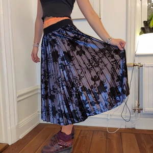 Skitfin mönstrad kjol - Helt ny passar perfekt nu i sommarn✨✨🍭🍭💙💙 nypris 500 men tar för bara 100💙💙