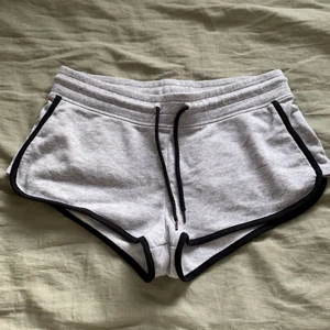 ✨Mjukisshorts✨(strl S) - Jätte sköna mjukisshorts som jag säljer pga att dom nt kommer t användning. Pris kan diskuteras. Köpare står för frakt💘
