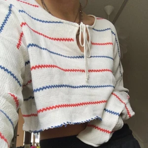 Tröja - Superfin tröja ifrån secondhand! Påminner om tröjorna som vara trendiga för inte så länge sen. Får mig också att tänka på pippi långstrump 🥰 väldigt mysig och säljer då jag behöver pengar