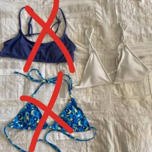 Bikini toppar  - Säljer tre bikinitoppar från shein, köp alla för 120 eller en/två för 50kr styck!💕❤️ Vardera är köpt för ca 89kr, storlek S men sitter som xs!❤️ Aldrig använda! ENDAST DEN VITA KVAR