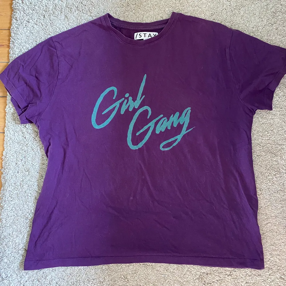 Lila T-shirt från carlings /stay med trycket ”Girl Gang”, ngt oversize och väldigt mjuk och skön!. T-shirts.