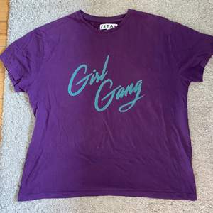 Lila T-shirt från carlings /stay med trycket ”Girl Gang”, ngt oversize och väldigt mjuk och skön!