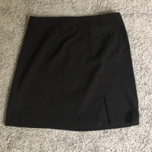 Svart kjol - Fin kjol från NAKD som passar till allt! Har andvänts sparsamt så är i bra skick!:) Köparen står för frakt💗