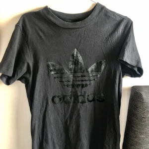 Svart lång t-shirt från adidas stl. S - Se ovan