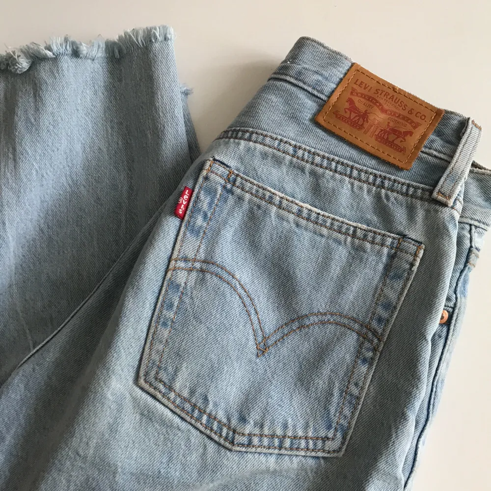 Säljer dessa snygga jeans från levi’s med ett hål vid vänster knä. Fin ljusblå färg i storleken w25/l28(?). Modellen heter wedgie straight. Bra skick!. Jeans & Byxor.