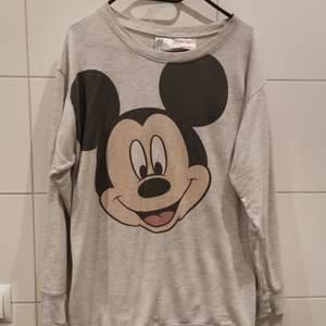 Mickey Mouse tröja i grå. Storlek S🐁 Frakt tillkommer 💕