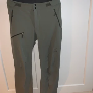 Haglöfs fritidsbyxa - Använda 1 gång, nyskick! Super sköna och stretchiga. Går att ändra passformen i midjan. 