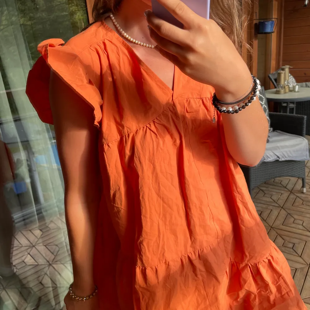 En så fin orange klänning med volanger 🧡 BUDA eller skriv privat vad du vill köpa den för så kan vi komma överens <3 . Klänningar.