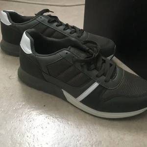 Helt nya herr skor!! - Helt nya aldrig använda, i strl 41, man står för frakten på 96kr😊