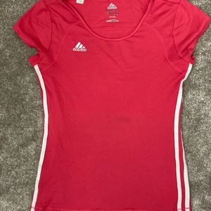 Adidas T-shirt  - Adidas climalite träningstshirt. Pris 70kr, hämtas i Hornstull eller så betalar köparen frakt 51kr. 
