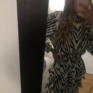 Zebramönstrad klänning  - Jättefin oanvänd klänning med prislapp kvar