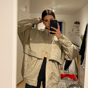  Nike windbreaker  - Oversized Nike windbreaker i beige färg med mörkmörkblå detaljer. Den har vanliga fickor och en sjuk, osynlig ficka vid ryggen. Dragkedjans lilla snöre har gått av (se sista bilden) men det går att zippa upp den ändå 🖤 Frakt tillkommer, 63kr spårbar 