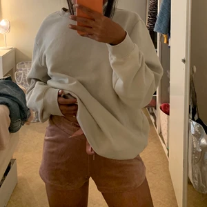 Kortbyxor  - Köpte här på plick men den sitter inte riktigt som jag ville därför säljer jag vidare! Storlek XS från Gina! Superskönt material så mjuk💖 En silvrig grej vid snöret är borta men d är inget som ser eller tänka på! Passar bra som myss kläder💓 kan skicka mer bilder om det önskas!