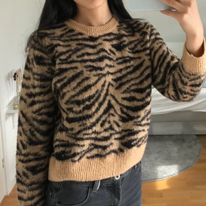 Tigerrandig tröja - Mysig tigerrandig tröja från H&M! Fint skick❤️🐯 Köp gärna flera saker från min sida för att tjäna på frakten! Säljer mycket billigt💕