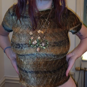 Glansig superkattig cropped top✨✨ - Nypris 250 o den e i nyskick o stretchigt material💟💟✨pris e alltid diskuterbart och skriv för fler bilder eller om du undrar något💙💙💟💟