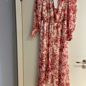 Klänning  - Hellt ny 