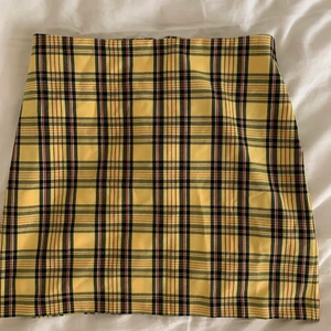 gul rutig kjol från ginatricot - Oanvänd kjol köpt förra året från Gina med dragkedja där bak, snygg till sommaren eller som Cher från Clueless 💛 Köparen står för frakten! 🥰