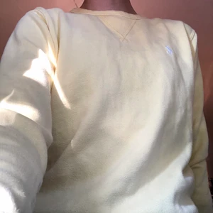 Gul Ralph Lauren tröja  - En Polo Ralph Lauren tröja som är gul som solen :) Säljer den då den inte längre är i min stil. Super fint skick! Nypris mellan 800kr-1100.