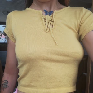Topp - 🦋Gul/senapsgul topp i (stickat?) tyg. Ej genomskinlig och otroligt mjuk. Storlek xs/s. Kan mötas i Göteborg annars står köpare för frakt-skickar med postnords blå kuvert. 🦋
