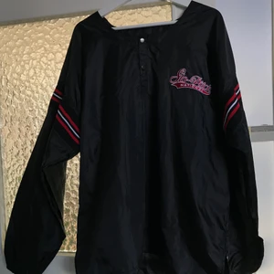 Retro windbreaker - Köpt på Beyond Retro i Göteborg! Snygg oversized windbreaker med snygga detaljer✨