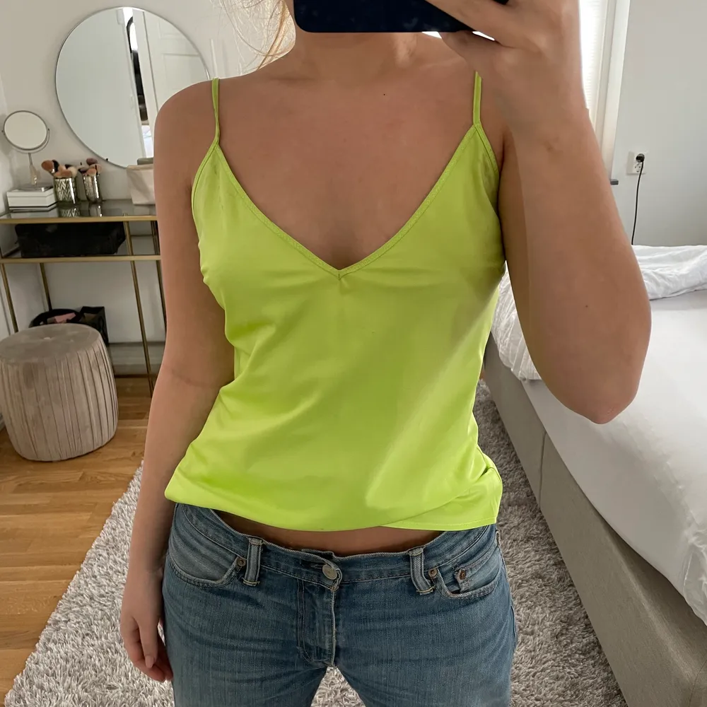 Intressekoll på denna skit balla neon gröna linnet från Zara, skit snyggt och passar sp bra till sommar när man är brun ! 😍 . Toppar.