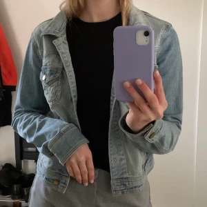 Ljusblå jeansjacka  - Härlig jeansjacka till sommaren, frakten ingår inte i priset😊 