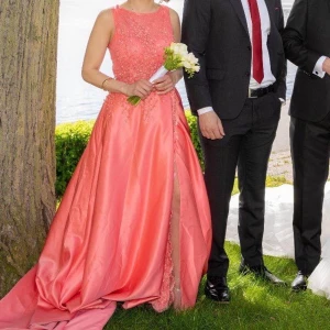 Fest klänning - Jätte fin BAL/ BRÖLLOP klänning i strl 36 färgen som det ser ut på bilden 