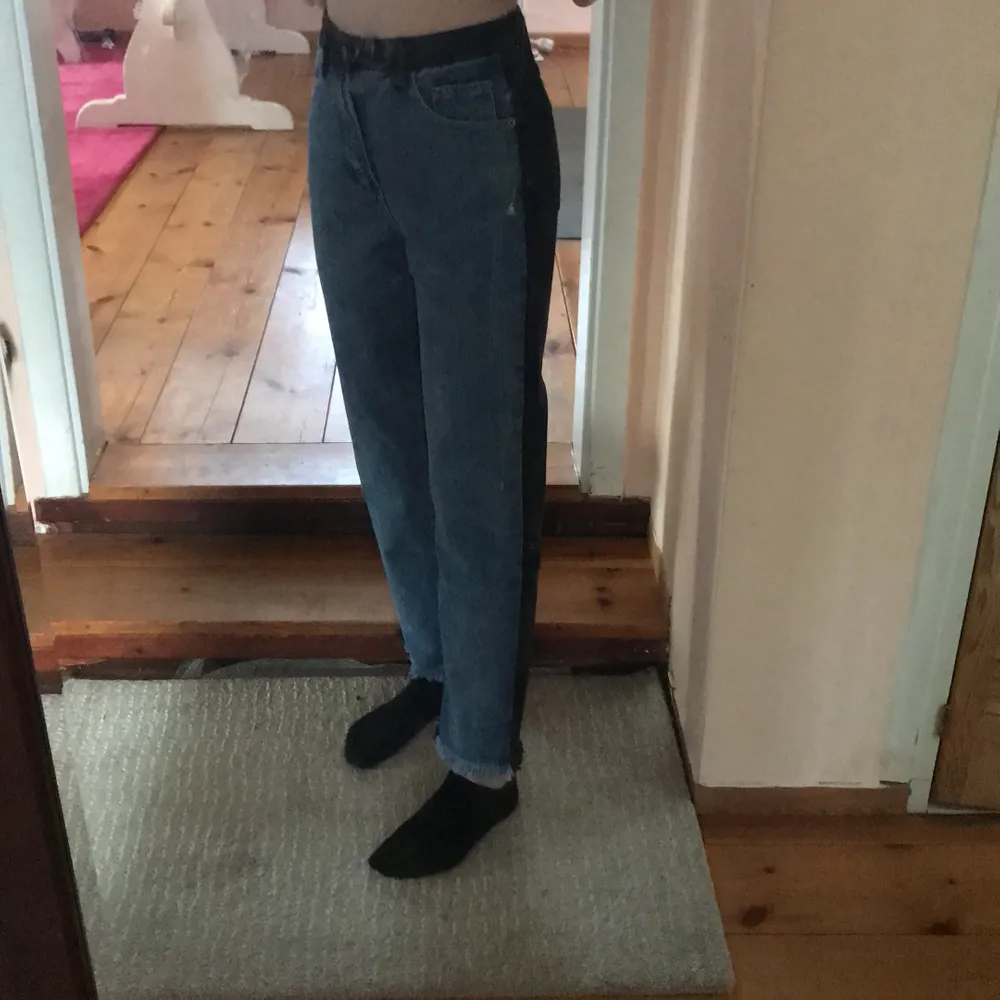 Fina byxor från shein i strl XS. Bra kvalite. Aldrig använt byxorna, därför säljer dem ist:) jag är 167cm lång. (180kr + frakt) om fler är intresserade buda i kommentarerna🥰🥰. Jeans & Byxor.