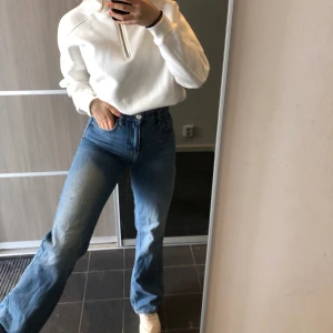 Raka jeans ginatricot  - Supersnygga blå jeans från gina! Superfin passform och väldigt sköna. Storlek 34, inte alls mycket använda och nypris är 599. 250 kr🥰