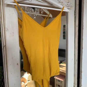 Body - Bik Bok - Gul body från Bik Bok. V-ringning. Strl S.                          BILLIG FRAKT VID KÖP AV FLERA PLAGG!🦋💜